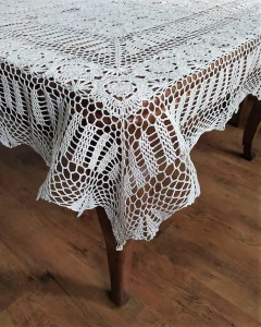 Obrus szydełkowy 150x220 w kolorze beżowym