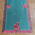 Bieżnik świąteczny 60x120 w kolorze zielonym z wyhaftowanymi świecami