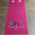 Bieżnik świąteczny 40x160 w kolorze czerwonym z wyhaftowaną rodziną jeleni