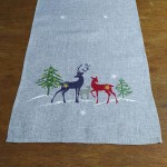 Bieżnik świąteczny 40x160 w kolorze popielatym z wyhaftowaną rodziną jeleni