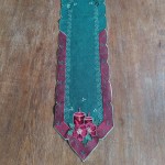 Bieżnik świąteczny 25x160 w kolorze zielonym z wyhaftowanymi świecami