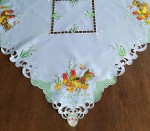 Wielkanocna serweta 85x85 w kolorze białym z wyhaftowaną kurzą rodziną