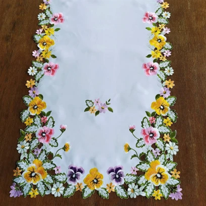 Bieżnik 60x120 w kolorze białym z kolorowymi bratkami