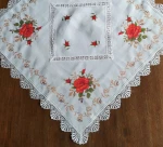 Serweta 85x85 w kolorze białym z czerwonymi różami