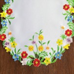 Bieżnik 35x70 w kolorze białym z wyhaftowanymi kolorowymi kwiatkami