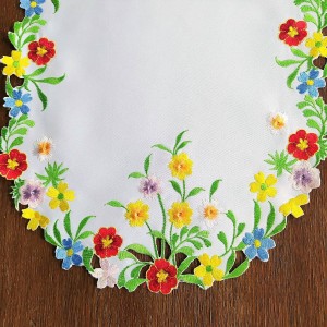 Bieżnik 35x70 w kolorze białym z wyhaftowanymi kolorowymi kwiatkami
