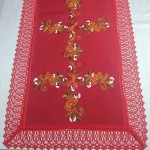 Bieżnik świąteczny 60x120 w kolorze czerwonym z wyhaftowanymi gwiazdami betlejemskimi i dzwonkami