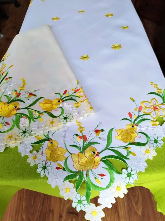 Serwetka 85x85 z wyhaftowanymi kurczaczkami