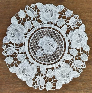 Serwetka gipiurowa o średnicy 30 cm w kolorze białym z różami