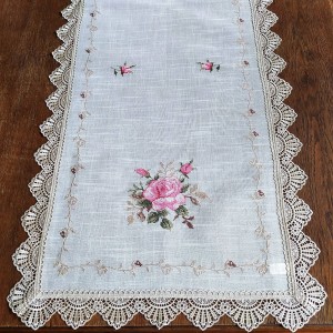 Bieżnik 60x120 w kolorze beżowym z różowymi różami