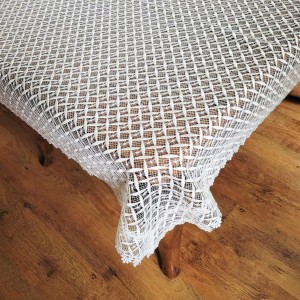 Gipiurowy obrus 130x200 w kolorze kremowym