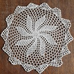 Serwetka szydełkowa o średnicy 40 cm w kolorze beżowym