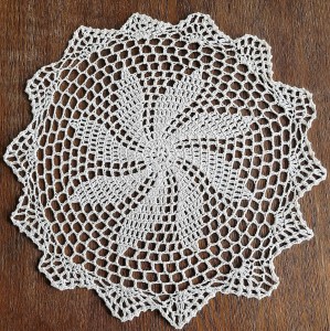 Serwetka szydełkowa o średnicy 40 cm w kolorze beżowym
