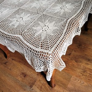 Obrus szydełkowy 100x145 w kolorze beżowym