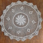 Serweta szydełkowa o średnicy 85 cm w kolorze beżowym