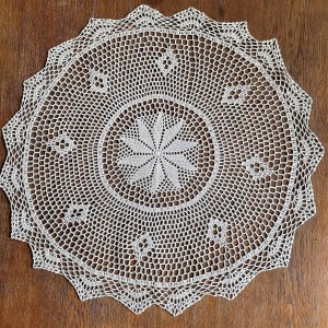 Serweta szydełkowa o średnicy 85 cm w kolorze beżowym