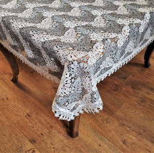 Gipiurowy obrus 160x300 w kremowo-szare liście