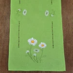 Bieżnik 55x120 w kolorze zielonym ze stokrotkami