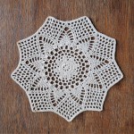 Serwetka szydełkowa o średnicy 30 cm w kolorze beżowym