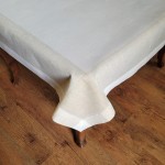 Obrus 110x160 w kolorze kremowym z paskami