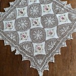 Serweta szydełkowa 85x85 w kolorze beżowym z wyhaftowanym kwiatowym wzorem DRUGI GATUNEK