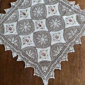 Serweta szydełkowa 85x85 w kolorze beżowym z wyhaftowanym kwiatowym wzorem DRUGI GATUNEK