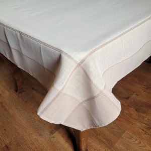 Obrus 130x180 w kolorze kremowym z beżowymi paskami