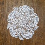 Gipiurowa serwetka o średnicy 30 cm w kolorze białym