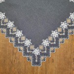 Serweta świąteczna 85x85 w kolorze grafitowym z wyhaftowanymi gwiazdami betlejemskimi