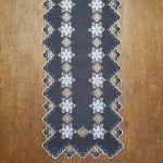 Bieżnik świąteczny 40x260 w kolorze grafitowym z wyhaftowanymi gwiazdami betlejemskimi