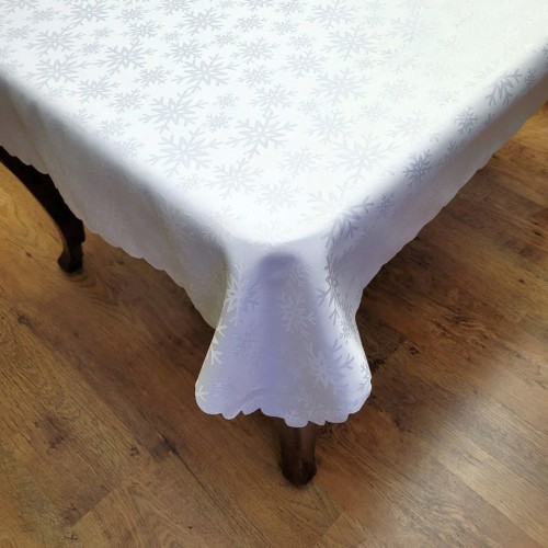 Obrus plamoodporny 130x180 w kolorze białym w śnieżynki