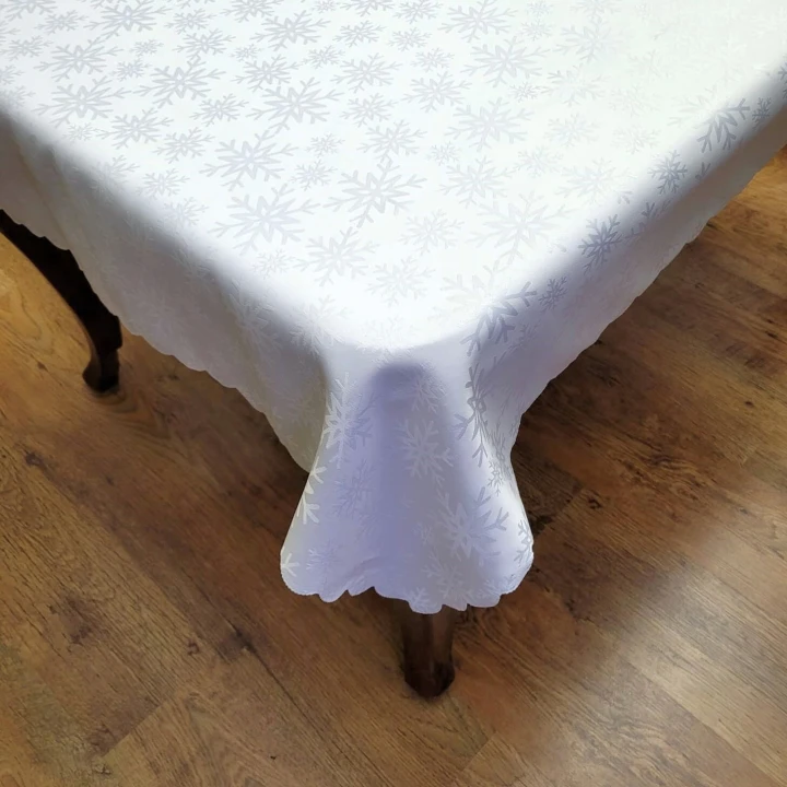 Obrus plamoodporny 130x180 w kolorze białym w śnieżynki