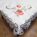 Obrus świąteczny 150x220 w kolorze białym z wyhaftowanym stroikiem świątecznym i gipiurą