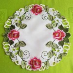 Serwetka o średnicy 30 cm w kolorze kremowym z różami