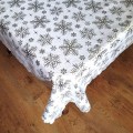 obrus w kolorze białym w srebrne śnieżynki (3).jpg