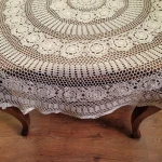 Obrus szydełkowy o średnicy 180 cm w kolorze beżowym
