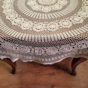 Obrus szydełkowy o średnicy 180 cm w kolorze beżowym