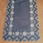 Bieżnik świąteczny 60x120 w kolorze grafitowym z wyhaftowanymi gwiazdami betlejemskimi