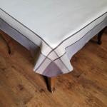 Obrus 120x160 w kolorze kremowym z ciemnobrązowymi paskami