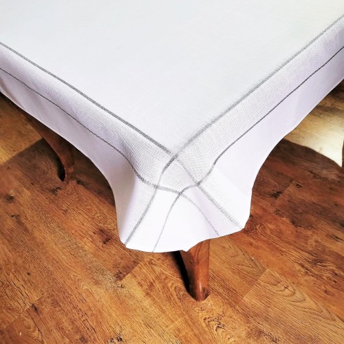 Obrus 130x180 w kolorze białym z srebrnymi paskami