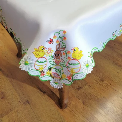 Wielkanocny obrus 150x260 w kolorze białym z zajączkiem i kurczaczkami