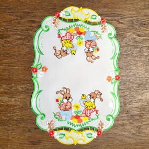 Wielkanocna serwetka 30x45 w kolorze białym z zajączkami