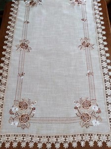 Bieżnik 80x140 w kolorze beżowym z brązowymi różami