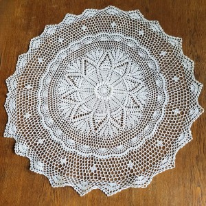 Serweta szydełkowa o średnicy 85 cm w kolorze białym