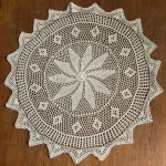 Serweta szydełkowa o średnicy 90 cm w kolorze beżowym