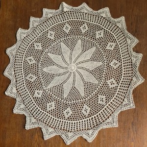 Serweta szydełkowa o średnicy 90 cm w kolorze beżowym