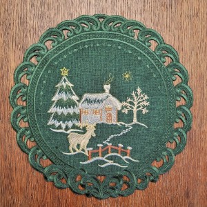 Serwetka świąteczna o średnicy 30 cm w kolorze zielonym z wyhaftowanym zimowym krajobrazem DRUGI GATUNEK