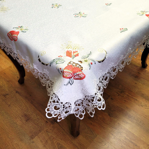 Obrus świąteczny 110x160 w kolorze białym z wyhaftowanym stroikiem świątecznym i gipiurą