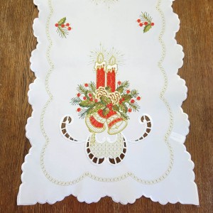 Bieżnik świąteczny 40x85 w kolorze białym z wyhaftowanym stroikiem świątecznym DRUGI GATUNEK