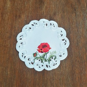 Serwetka o średnicy 20 cm w kolorze białym z czerwonymi makami DRUGI GATUNEK